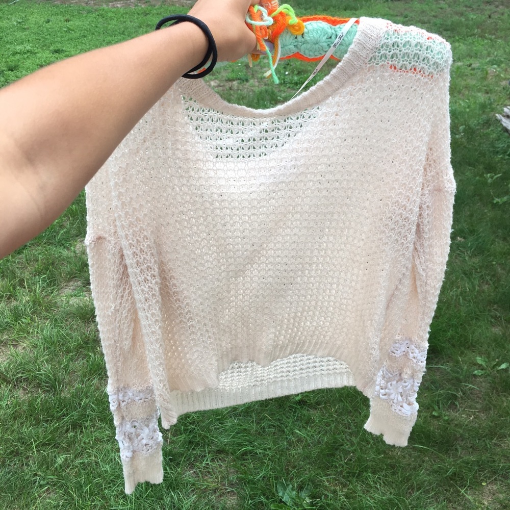 Knitted sweater with designed wrist
